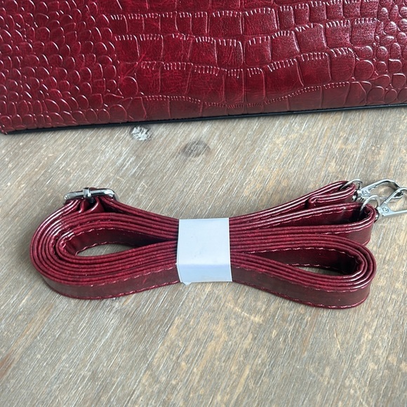 Faux Croc Burgandy Crossbody Handbag NWT - Picture 10 of 17